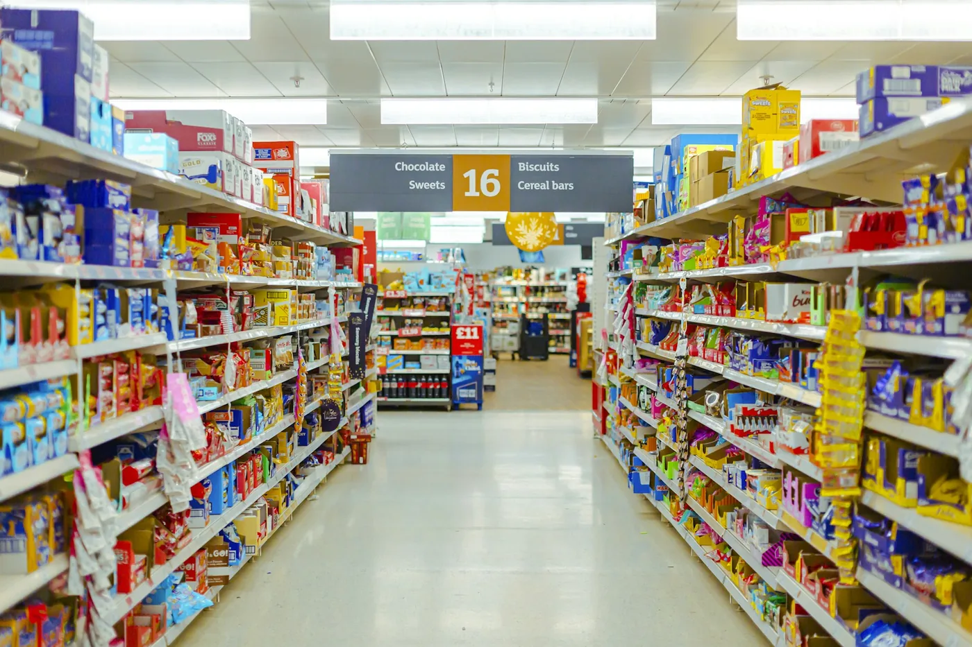 食料品店の陳列棚